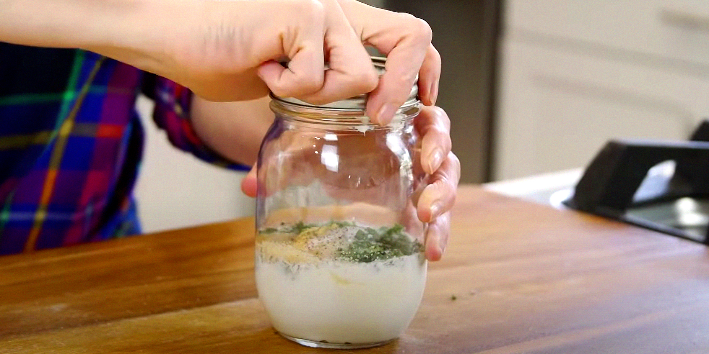 Ranch dressing in a mason jar | Source: YouTube/MOMables
