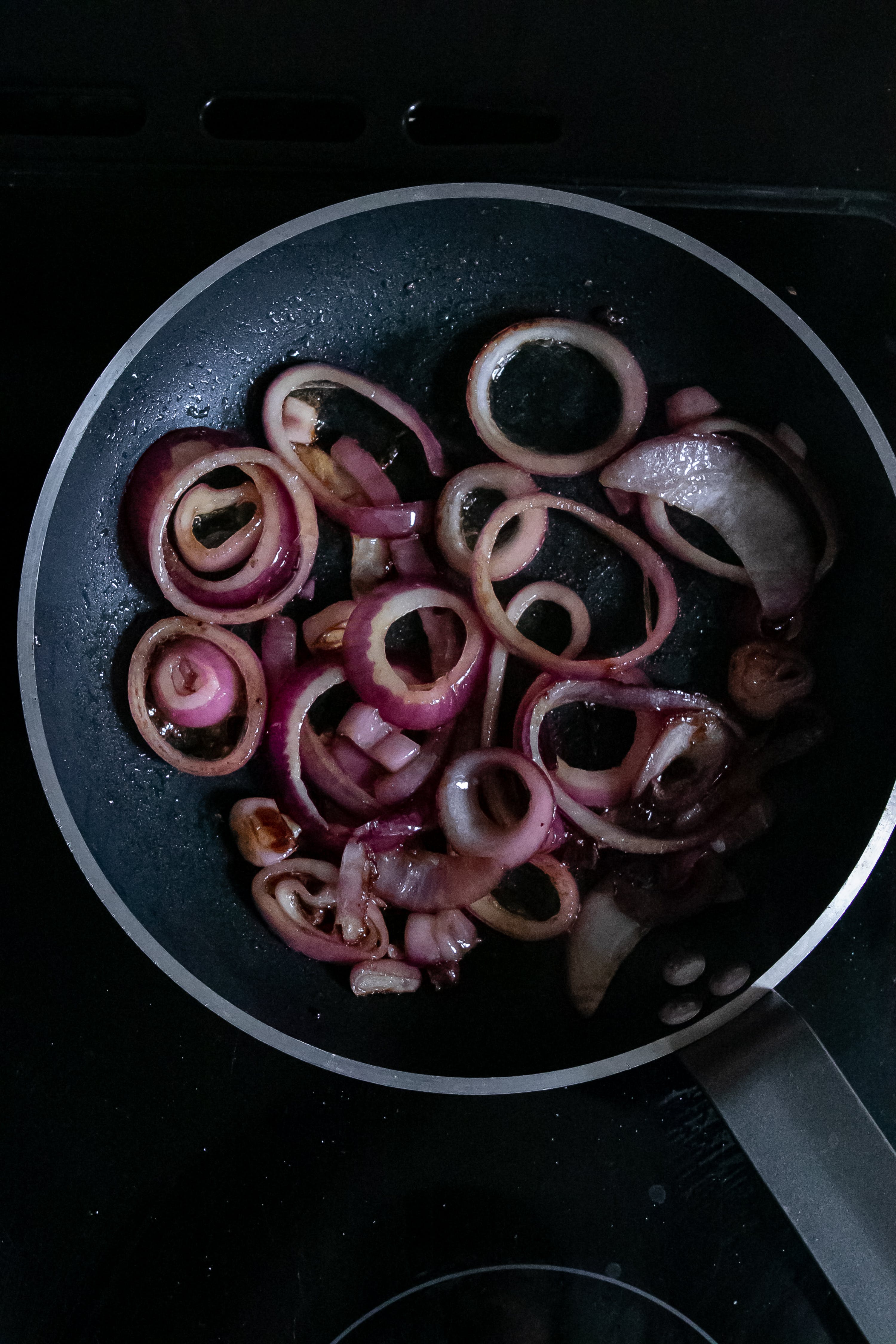 Onions cooking in a pan | Source: Pexels